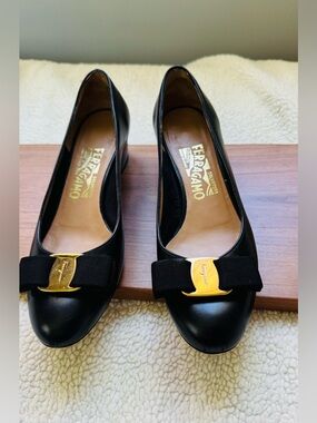 Salvatore Ferragamo Black Leather Vara Bow Flats with Gold Hardware